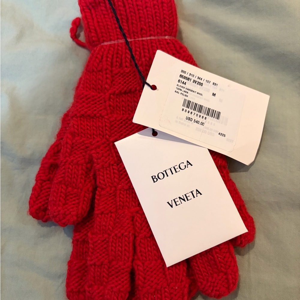 New Bottega Veneta Vibrant Red Wool Gloves